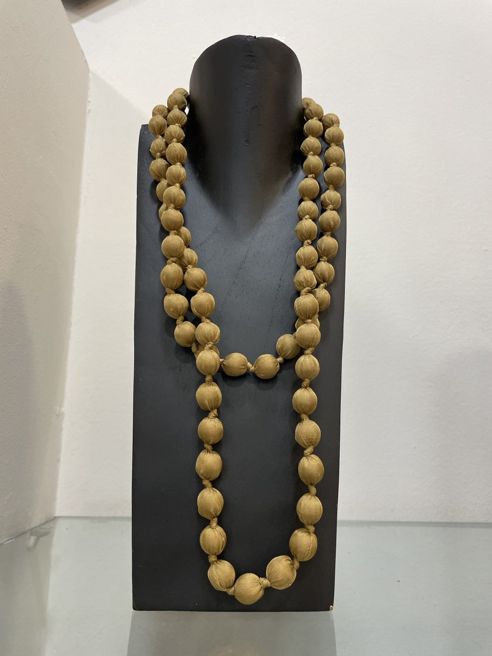 Collar BOLAS mostaza